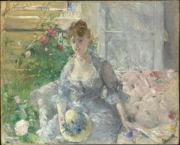 Giovane donna seduta sul sofa